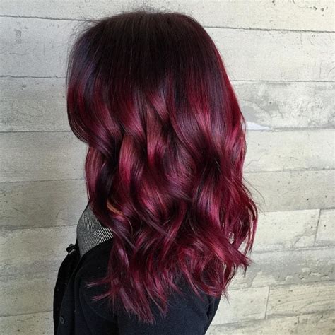 cabelo vermelho escuro - penteados para cabelo ondulado